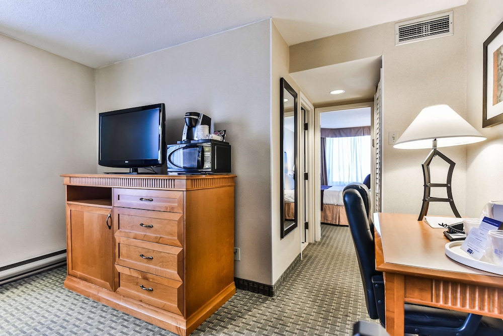 Suite, 1 Queen Bed, Non Smoking, Refrigerator - Photo 1