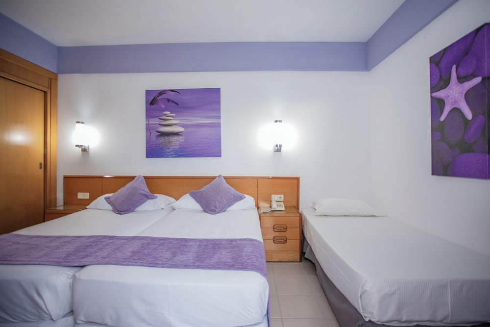 Classic Triple Room, Balcony (2 Adults)