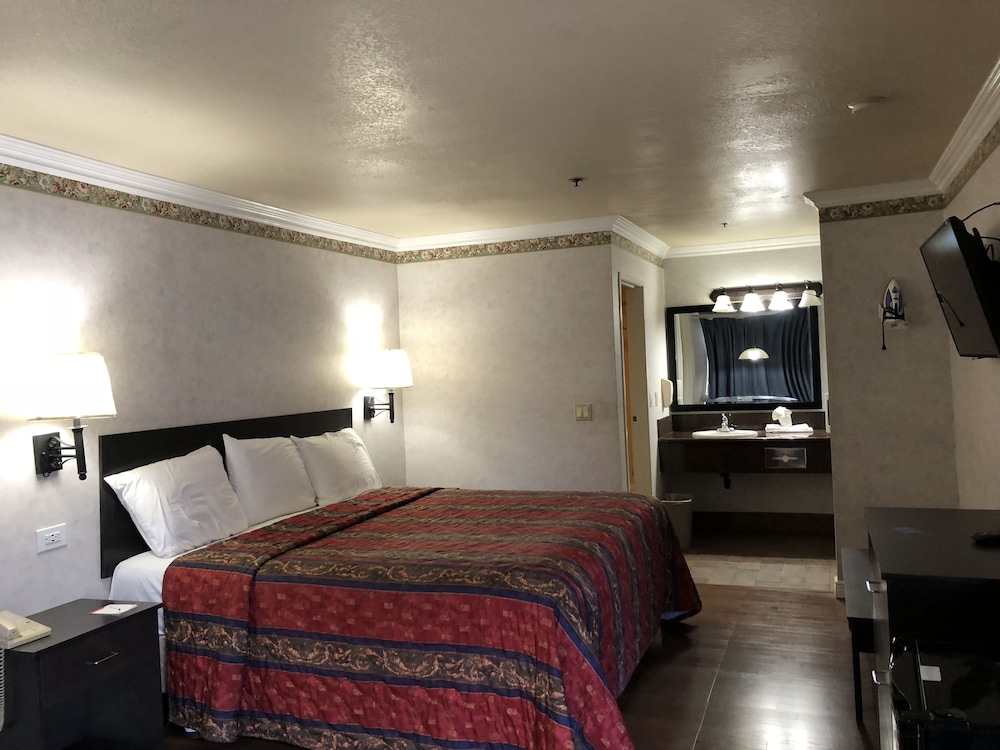 Room, 1 King Bed, Smoking photo 1