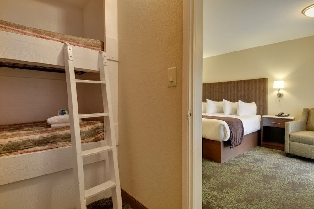 King w/Bunk Beds