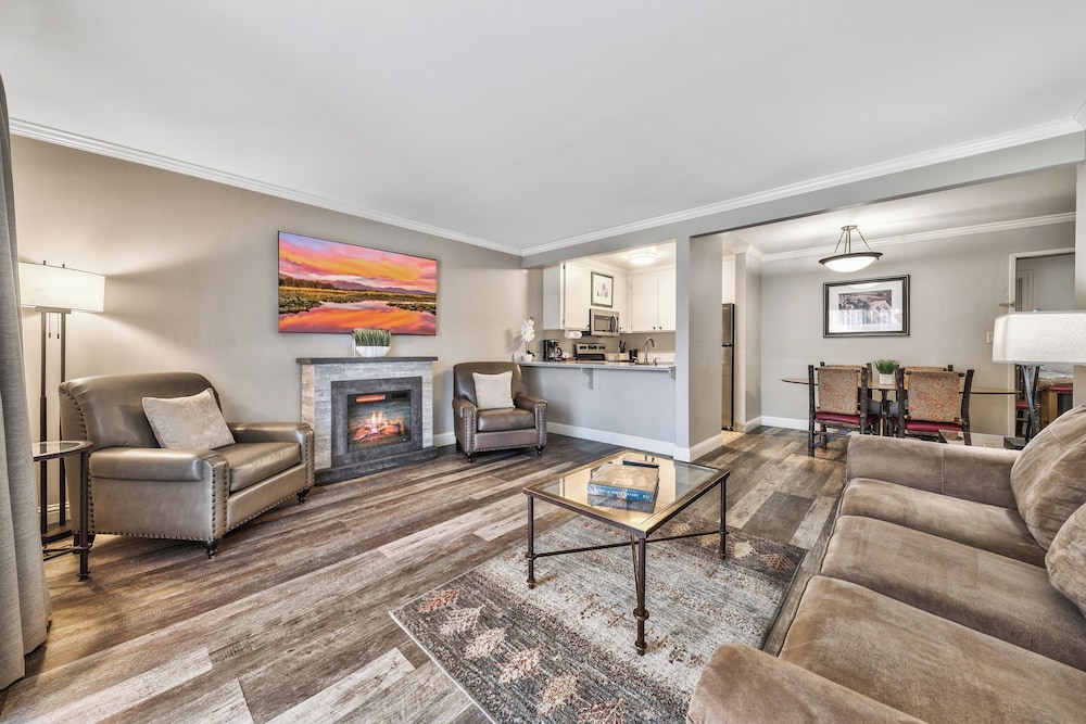 Deluxe Suite, 2 Bedrooms, Poolside - Photo 1