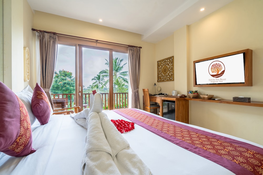Deluxe Room, Balcony, Pool View - Photo 10