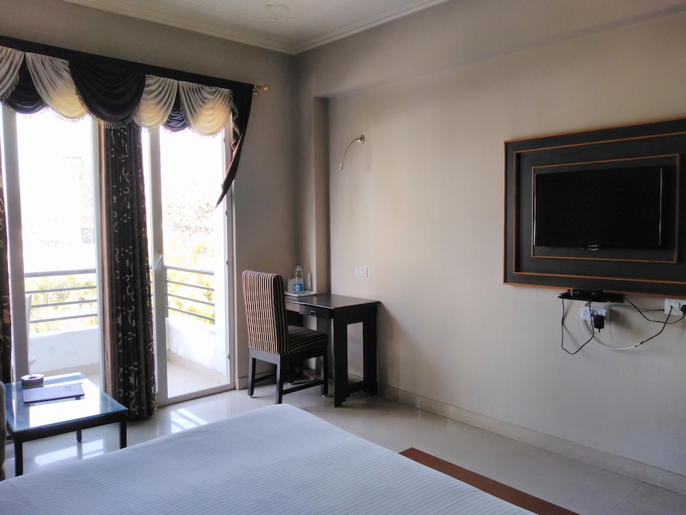 Deluxe Room, 1 King Bed, City View photo 1
