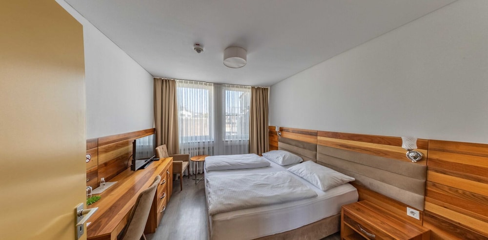 Standard Double or Twin Room, Ensuite photo 3