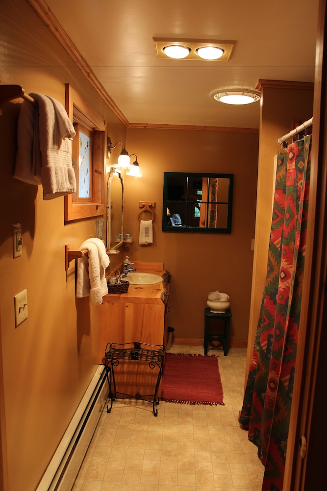 Deluxe Single Room, 1 Queen Bed, Ensuite, Lake View ( Moose Room) photo 3