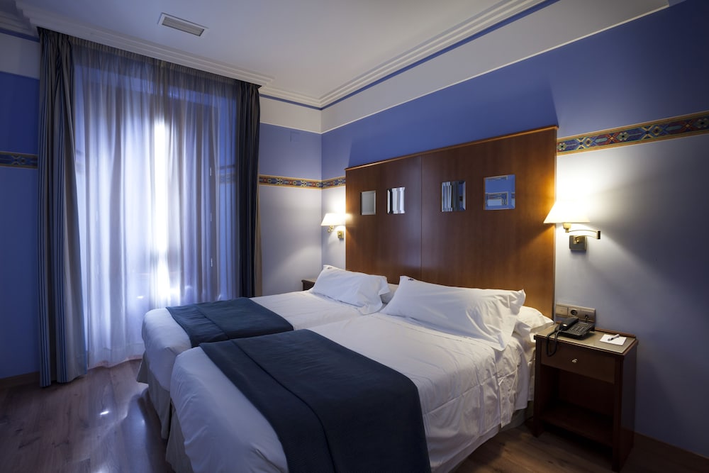 Superior Suite - Photo 17