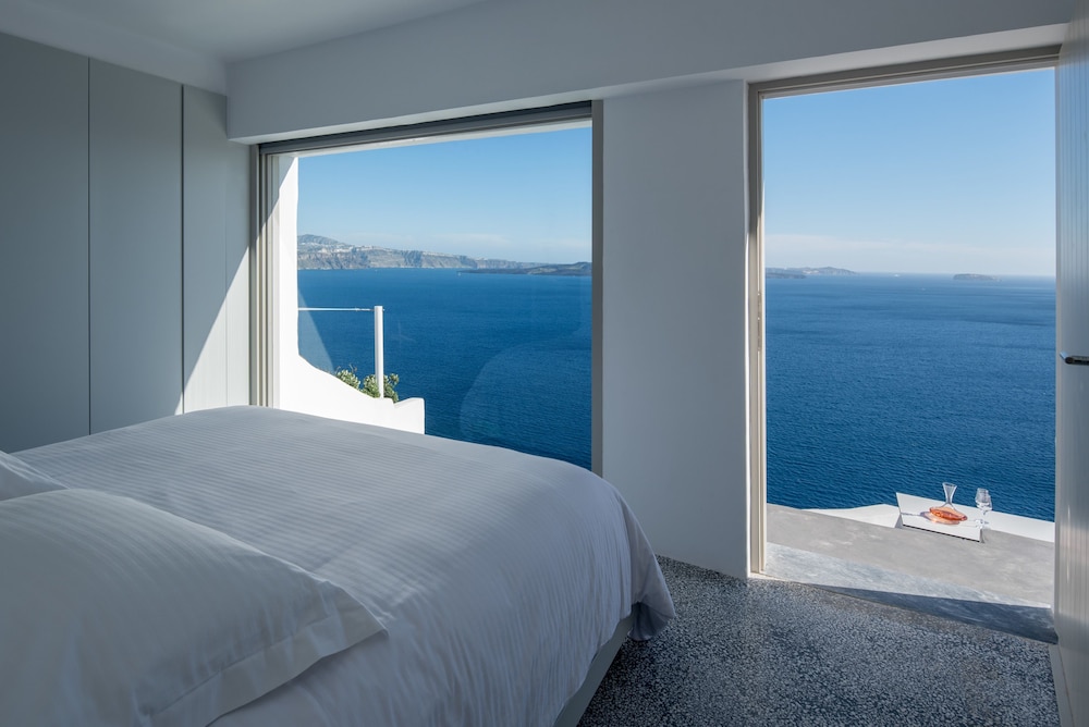 Echoes Suite with private outdoor heated plunge pool- semi outdoor hot tub and Caldera View