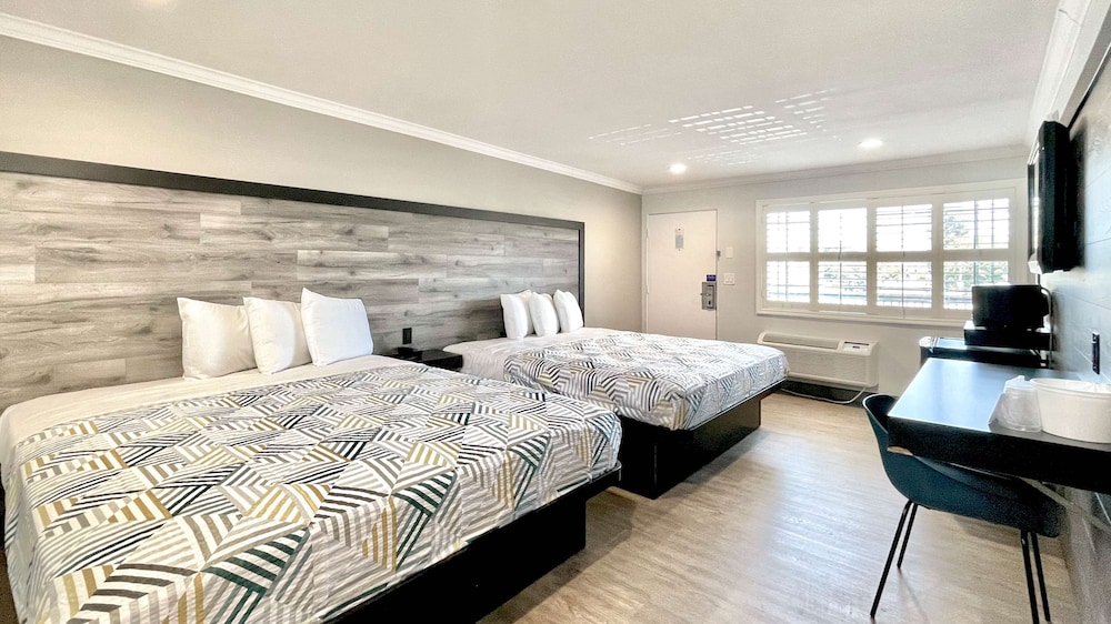 Standard Room, Multiple Beds, Non Smoking, Refrigerator & Microwave
