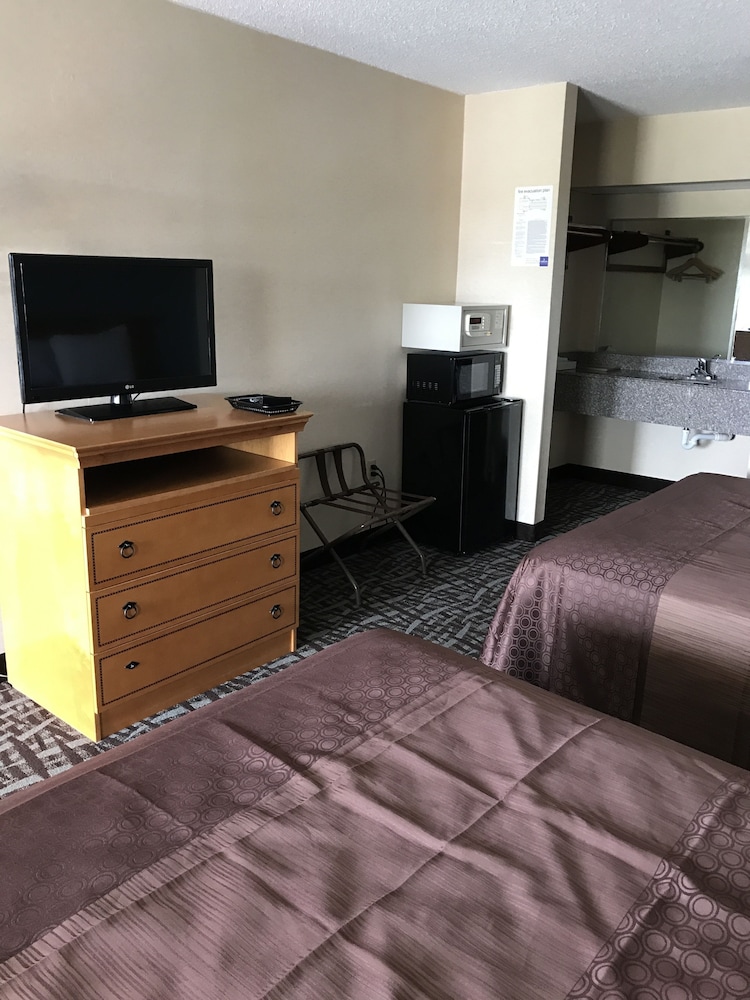 Basic Room, 2 Queen Beds photo 2