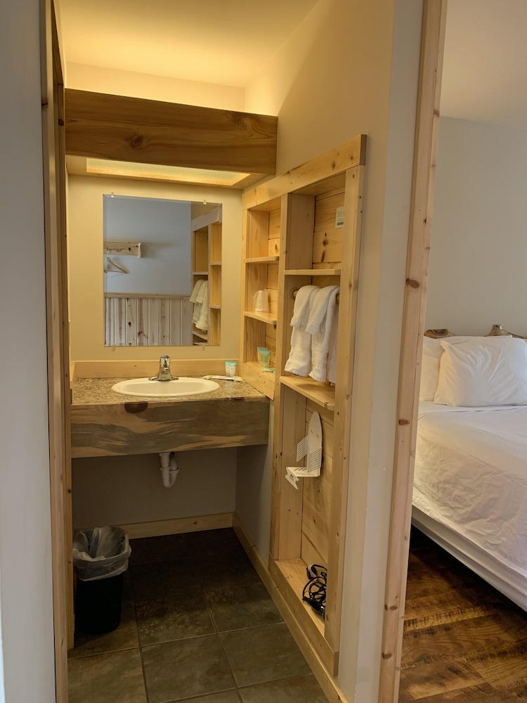 Suite, 1 King Bed, River View photo 3