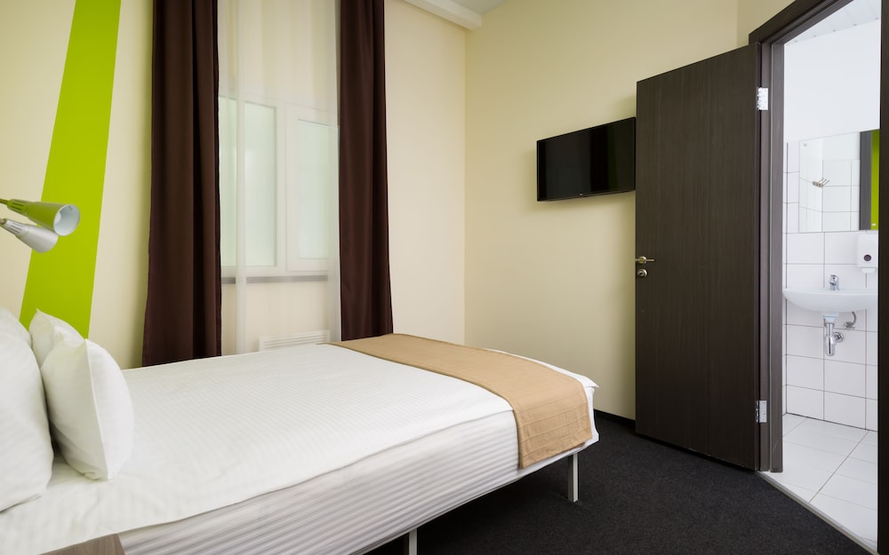 Double Room, No Windows (Soundproofed) photo 3