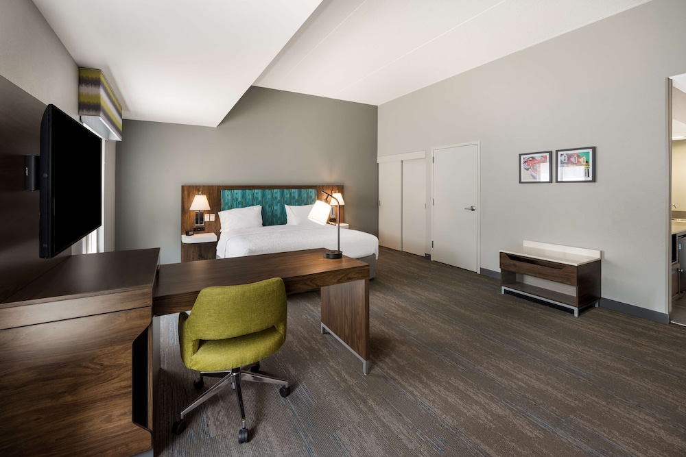 Studio, 1 King Bed, Accessible (Roll-In Shower) - Photo 2