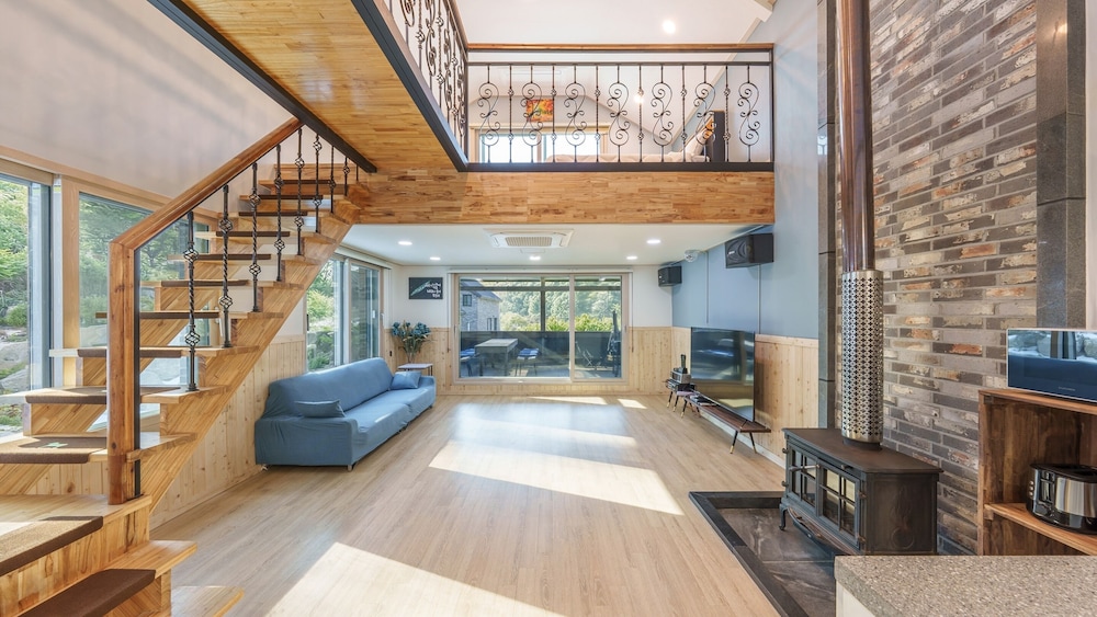 Basic Room, 2 Bedrooms (The Hill (House/Fireplace/Karaoke))