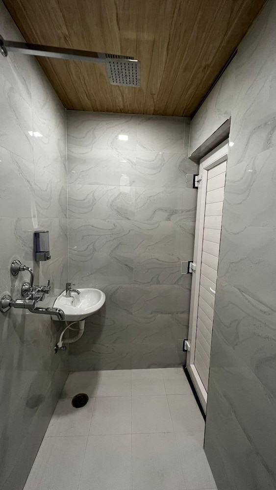 Deluxe Room - Photo 5