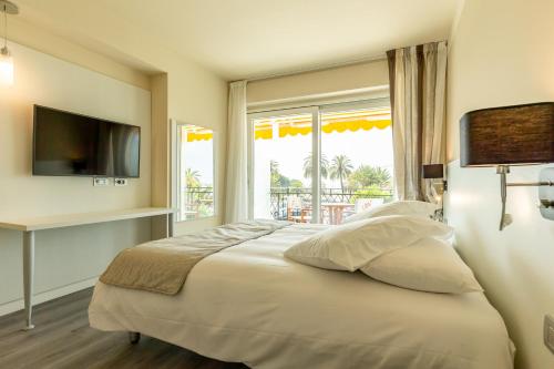 Queen Room with Balcony photo 2