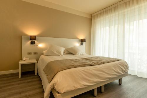 Queen Room with Balcony photo 3
