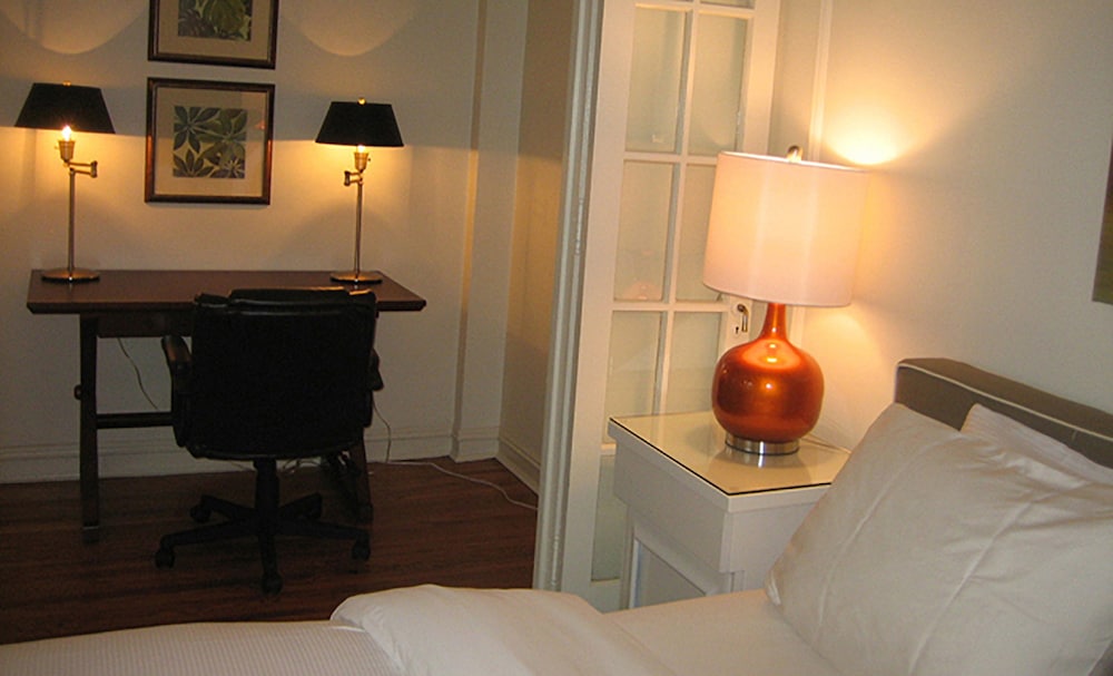 Queen Studio with Full Kitchen - annex/elevator photo 2
