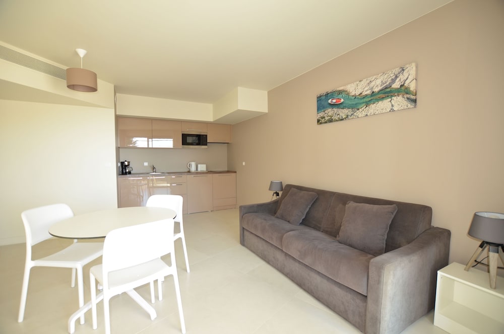 Standard Suite - Photo 6
