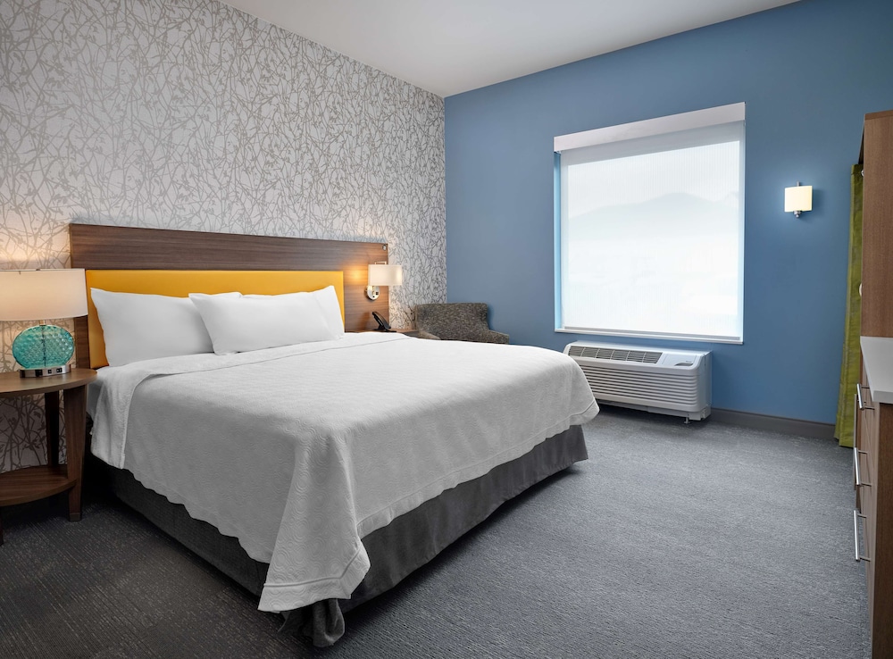 Suite, 1 King Bed, Accessible (Mobility & Hearing, Roll-in Shower) - Photo 2