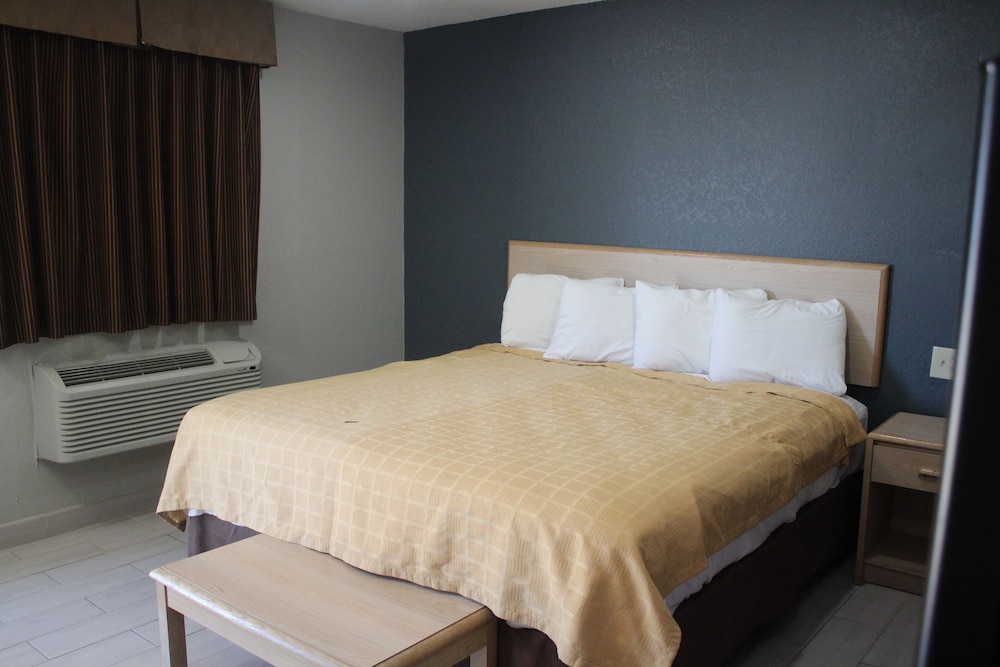 Deluxe Room, 1 King Bed, Smoking, Kitchenette photo 1