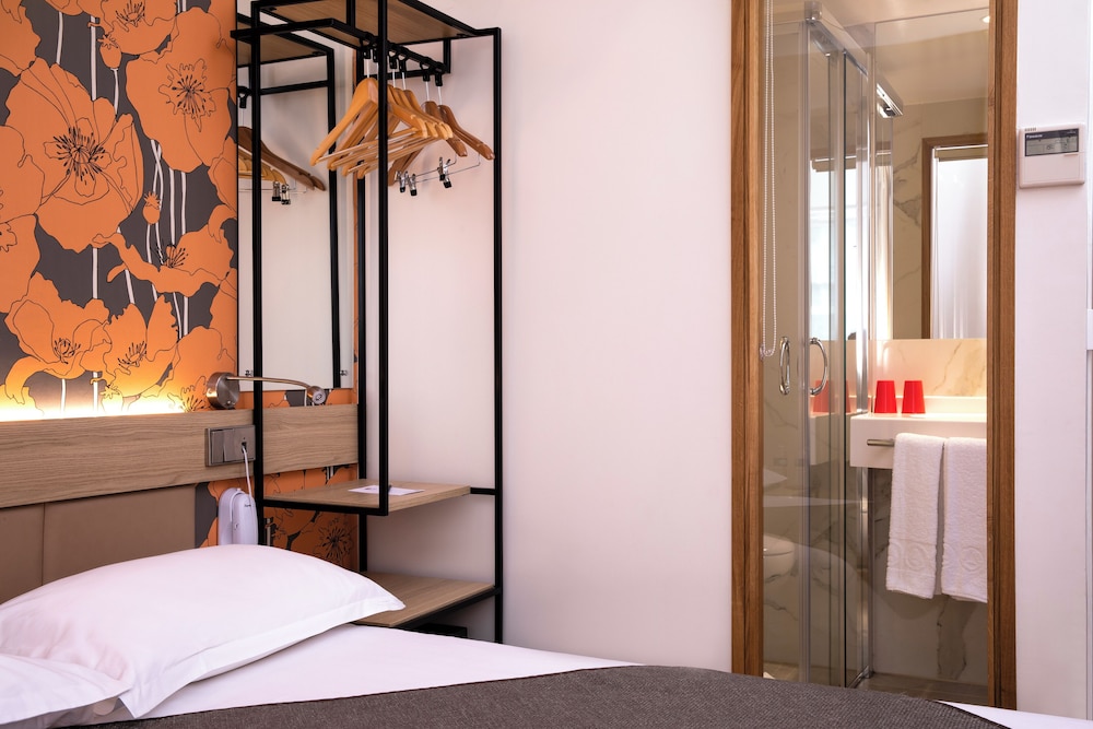 Double Room thumbnail 5