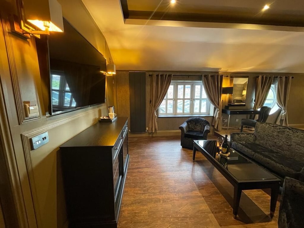 Superior Suite, 1 King Bed, Non Smoking photo 2