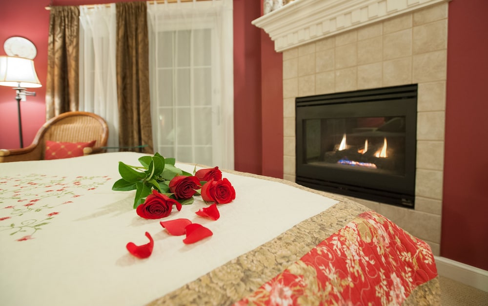 Victorian Rose / Hot Tub / Fireplace photo 3