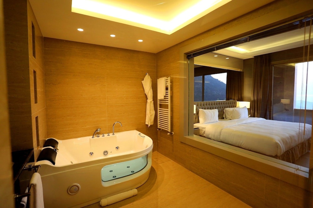 Superior Suite, Valley View