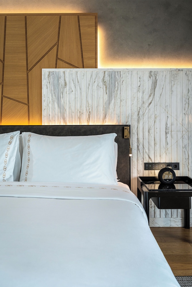 Signature Suite, 1 King Bed (Taksim Sq.View, Club Millesime Access) photo 3
