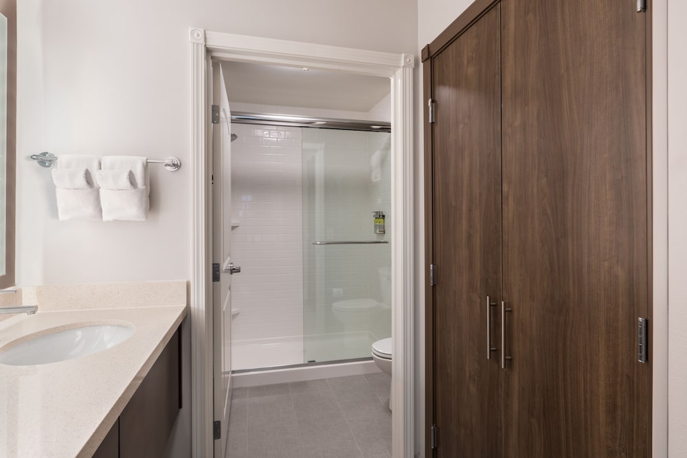 Studio Suite, 1 Queen Bed (Bath Shower Combination)