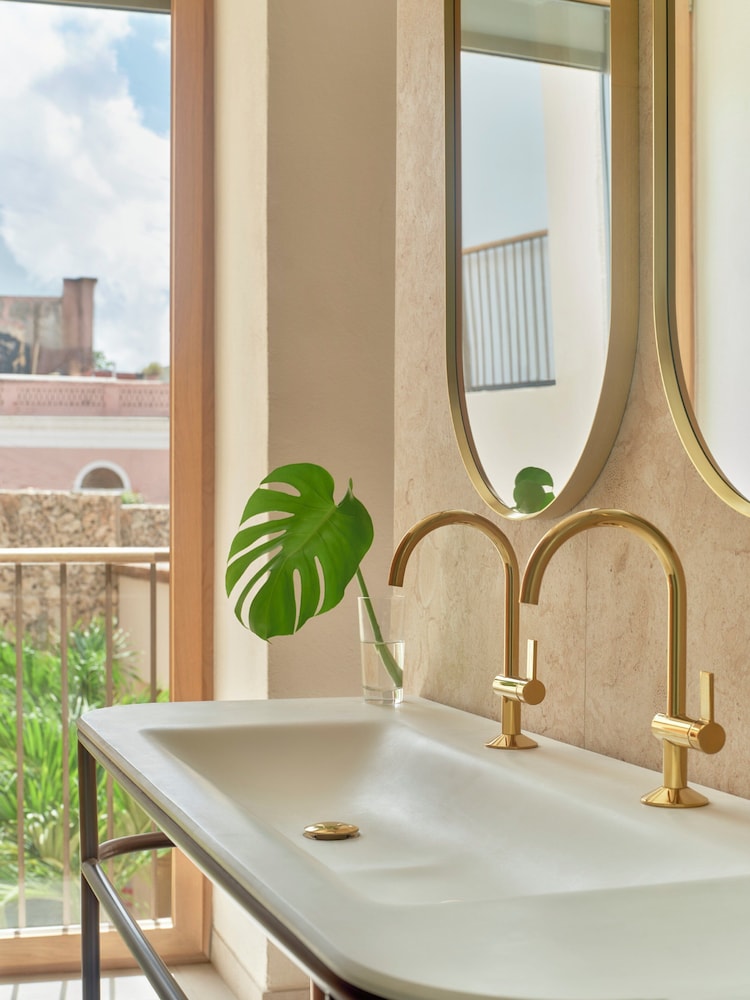 Suite, 1 King Bed (Colonial) thumbnail 5