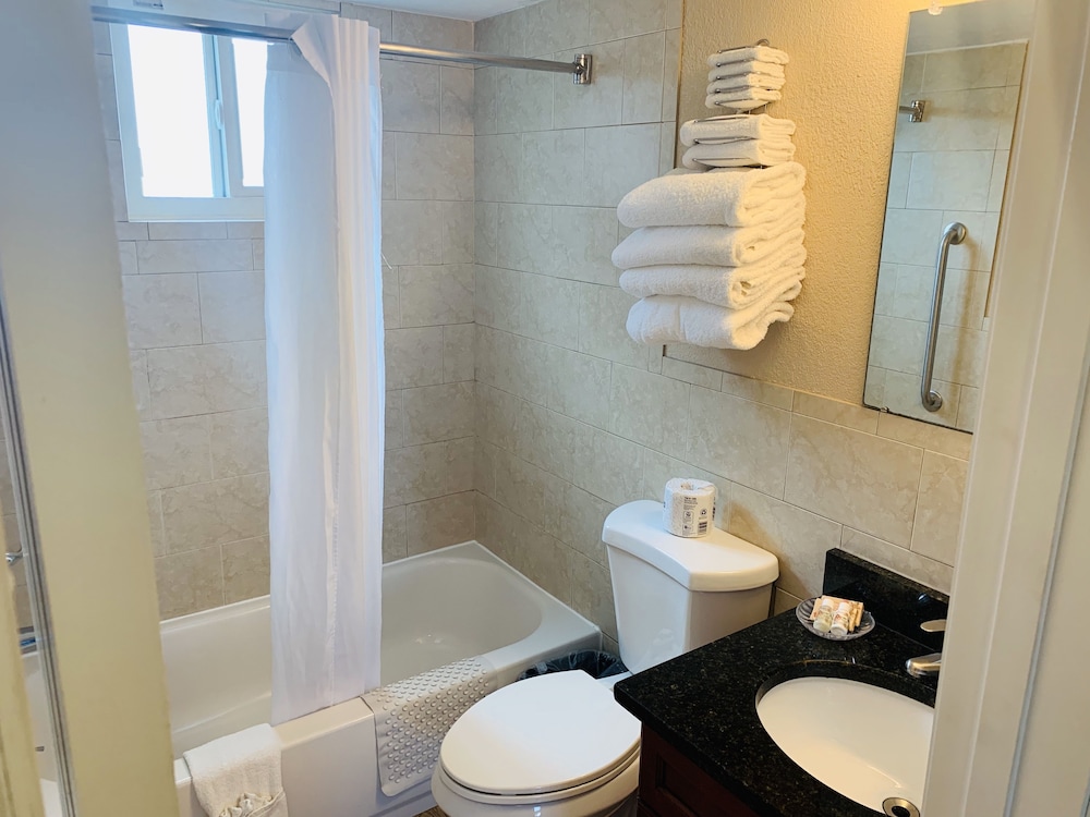 Queen Suite with Two Queen Beds and Beach Canal View - Top Floor photo 3