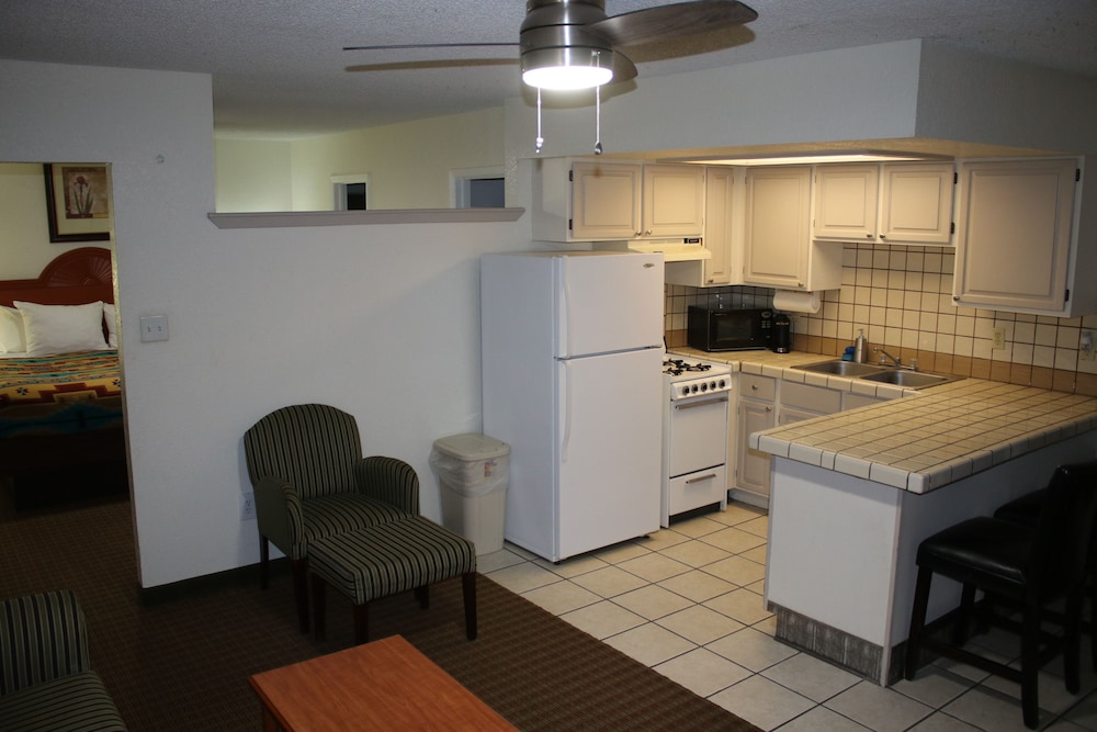 Suite, 1 King Bed with Sofa bed, Non Smoking, Kitchenette