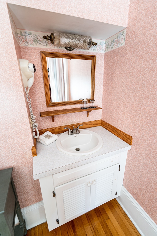 Standard Room, 1 Queen Bed, Shared Bathroom, Garden View, photo 6
