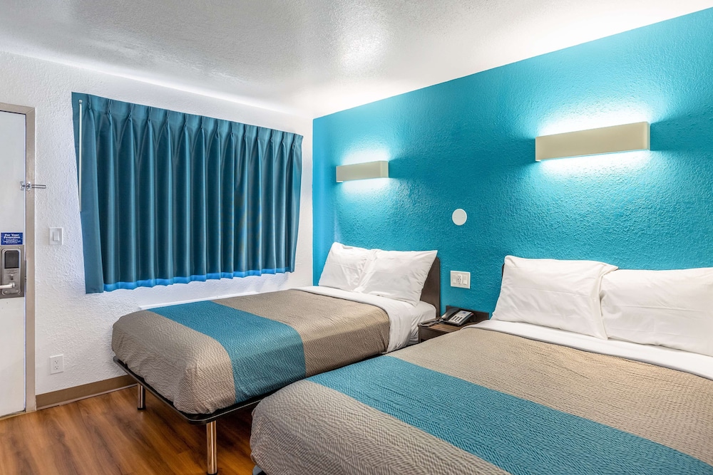 Deluxe Room, 2 Double Beds, Non Smoking, Refrigerator & Microwave photo 3
