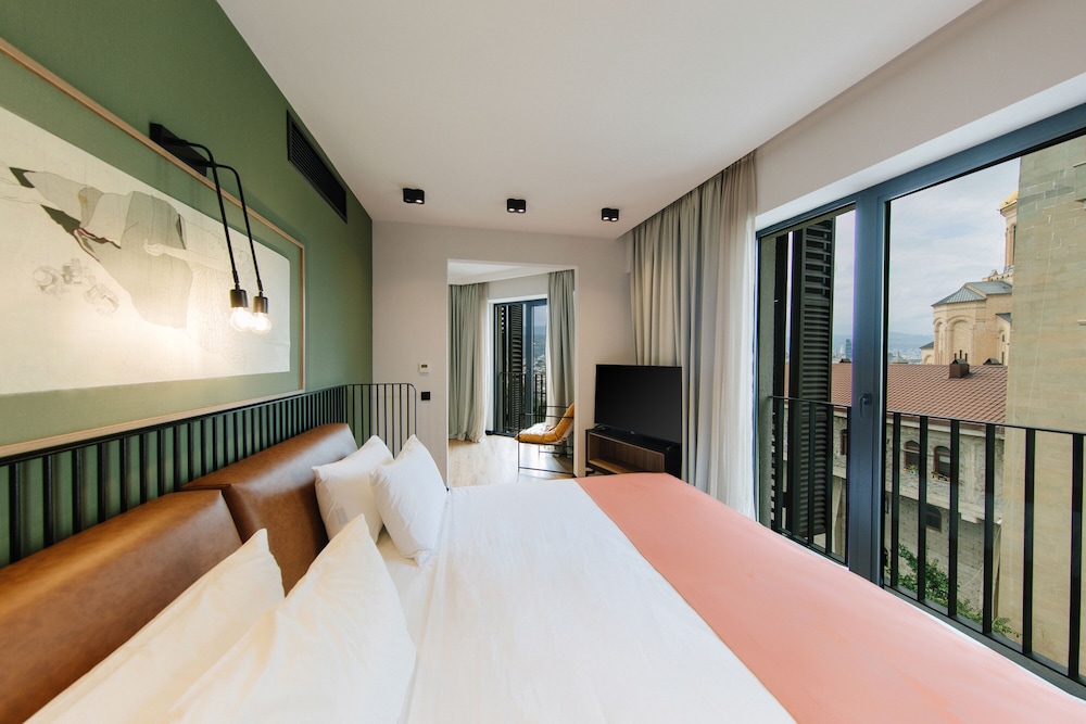 Suite - Photo 1