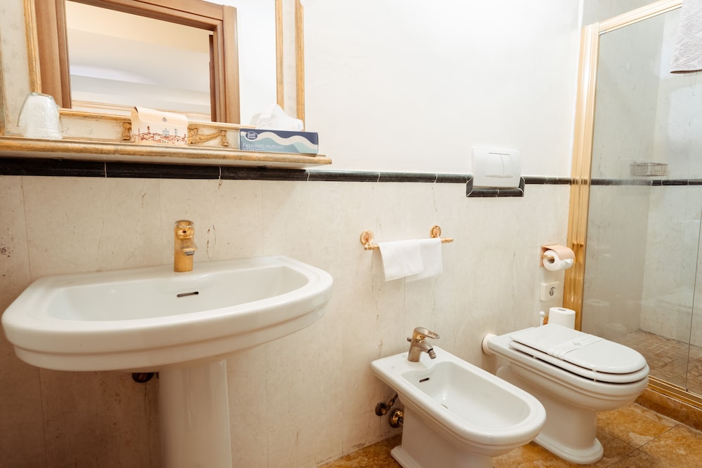Standard Double Room - Photo 22