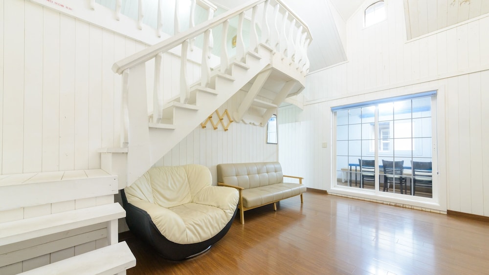 Basic Room, 3 Bedrooms (white pine)
