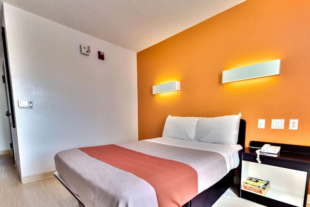 Premium Room, 1 Queen Bed, Non Smoking, Refrigerator & Microwave photo 3