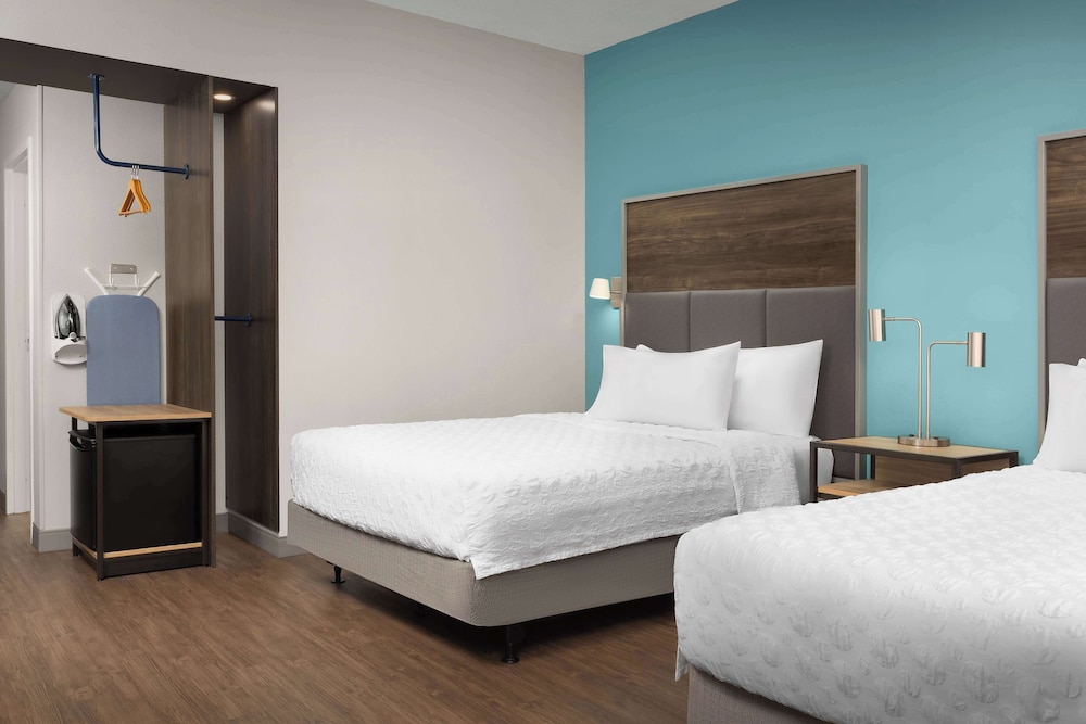 Room, 2 Queen Beds, Bathtub - Photo 4