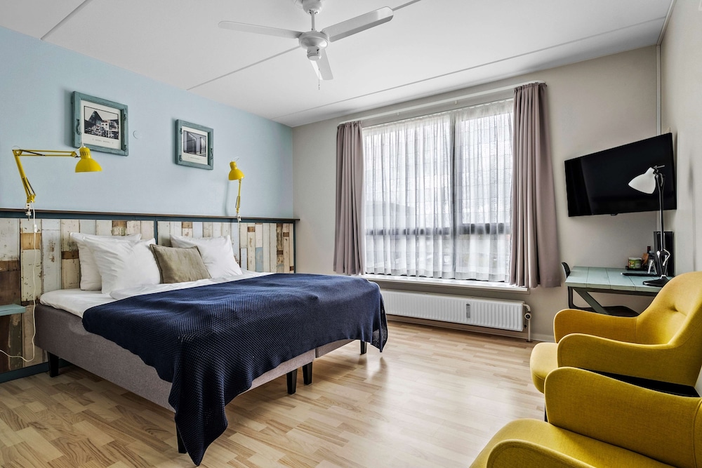 Business Room, 1 King Bed, Bathtub, River View - Photo 1