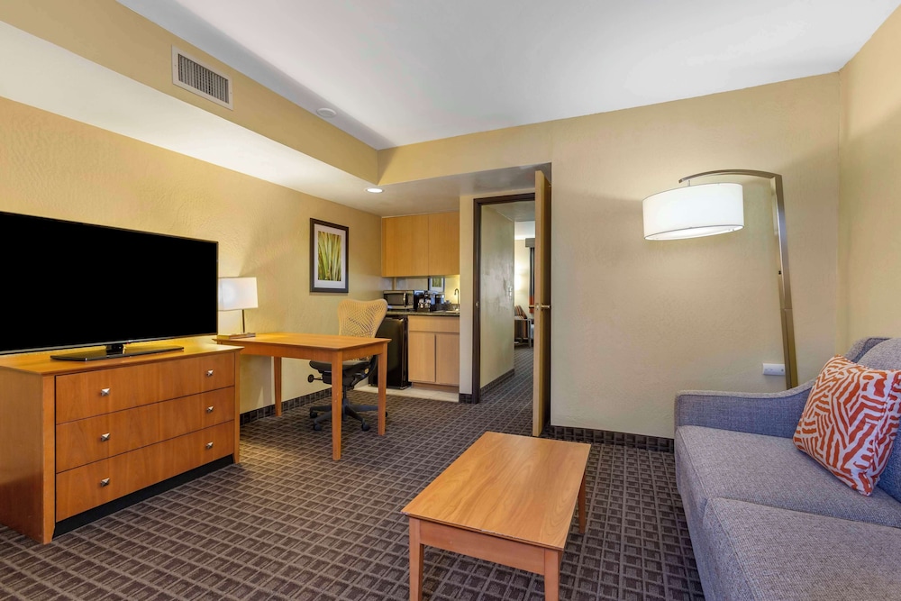 Suite, 2 Double Beds, Non Smoking photo 3