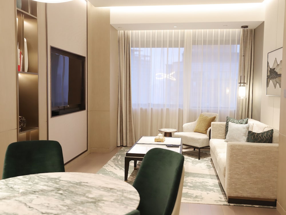 Regency Deluxe Suite - Photo 4
