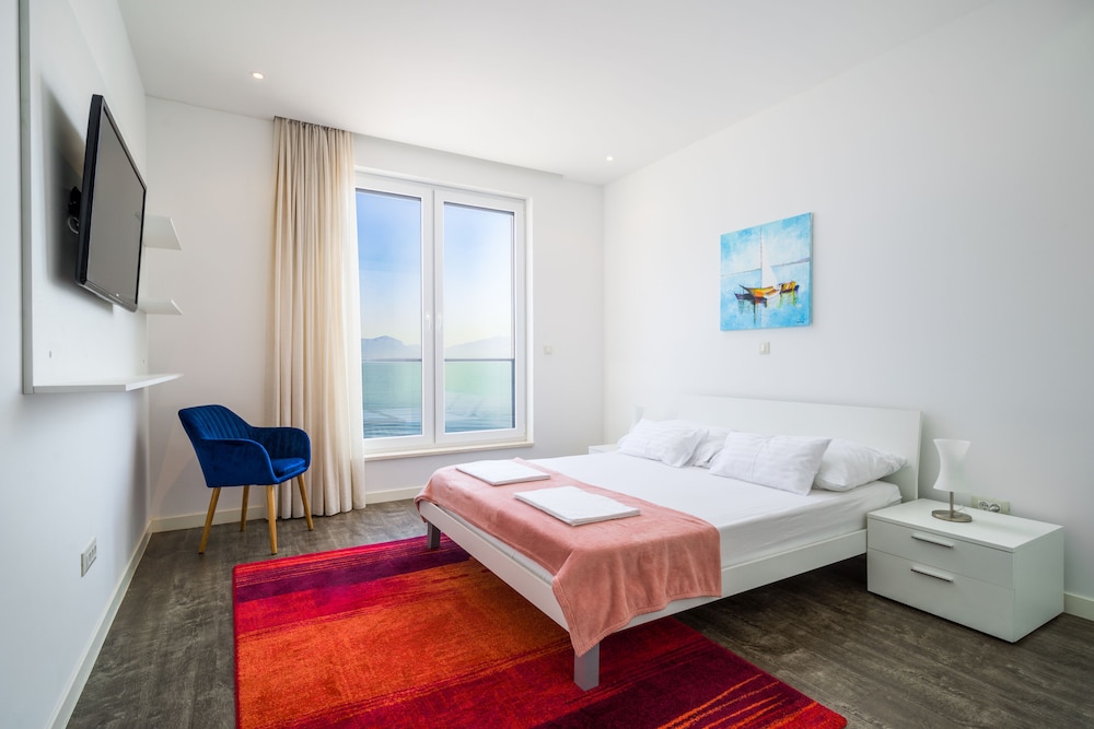 Apartment, 3 Bedrooms, Private Pool, Beachside