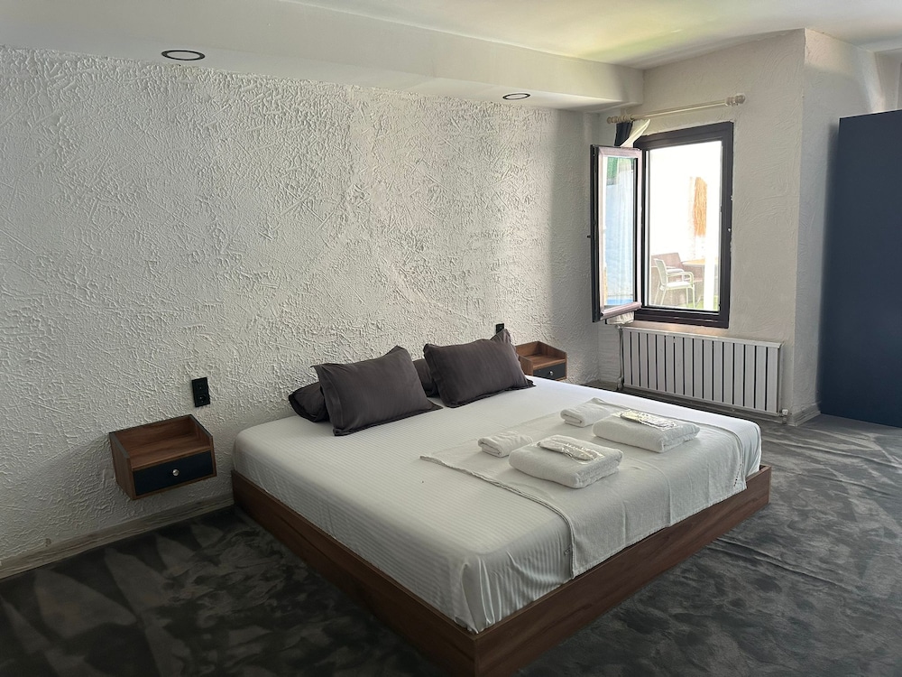 Exclusive Room, 1 King Bed with Sofa bed, Pool Access photo 2