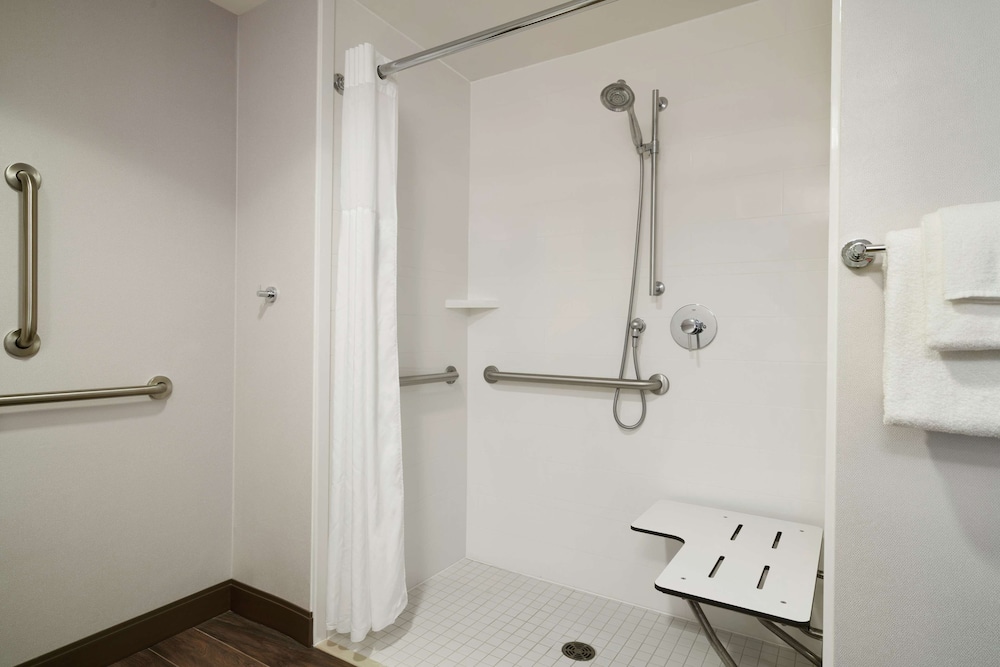 Room, 2 Queen Beds, Accessible (Roll-In Shower) - Photo 5