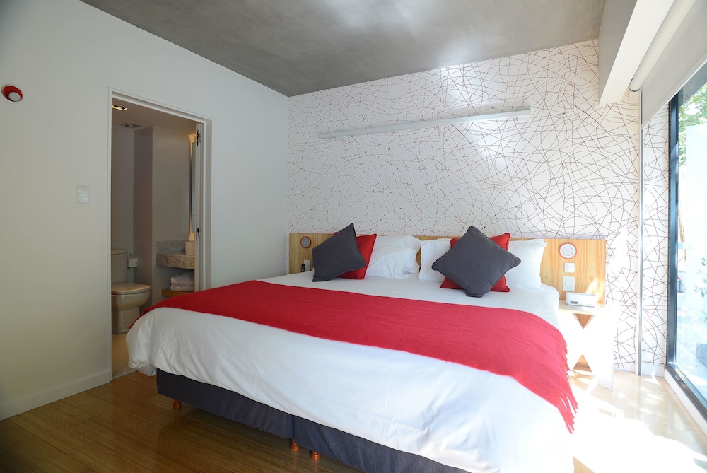 Deluxe Room thumbnail 5