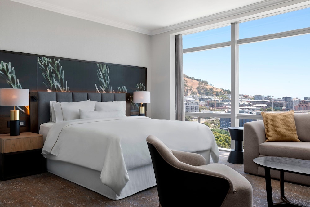 Grand Room, 1 King Bed with Sofa bed - Photo 1