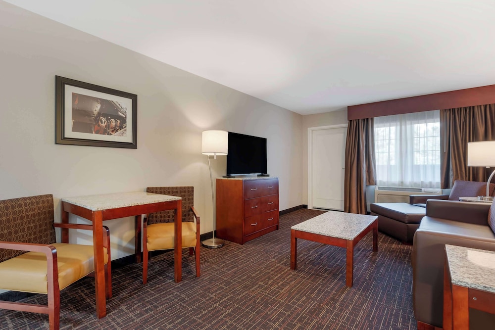 Suite, 2 Queen Beds, Non Smoking, Balcony - Photo 4