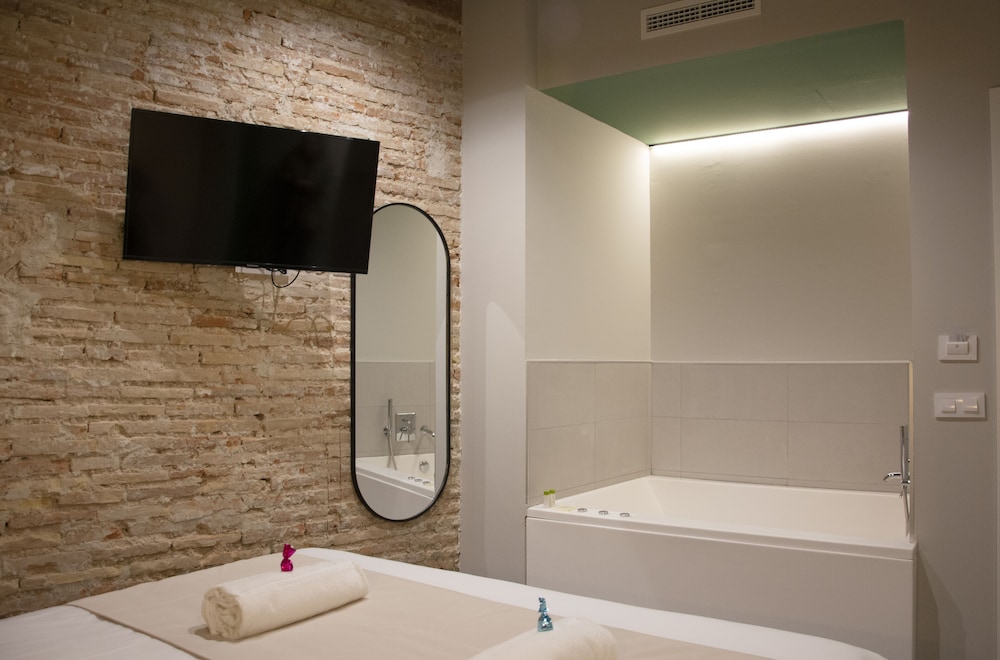 Double Room, Hot Tub - Photo 7